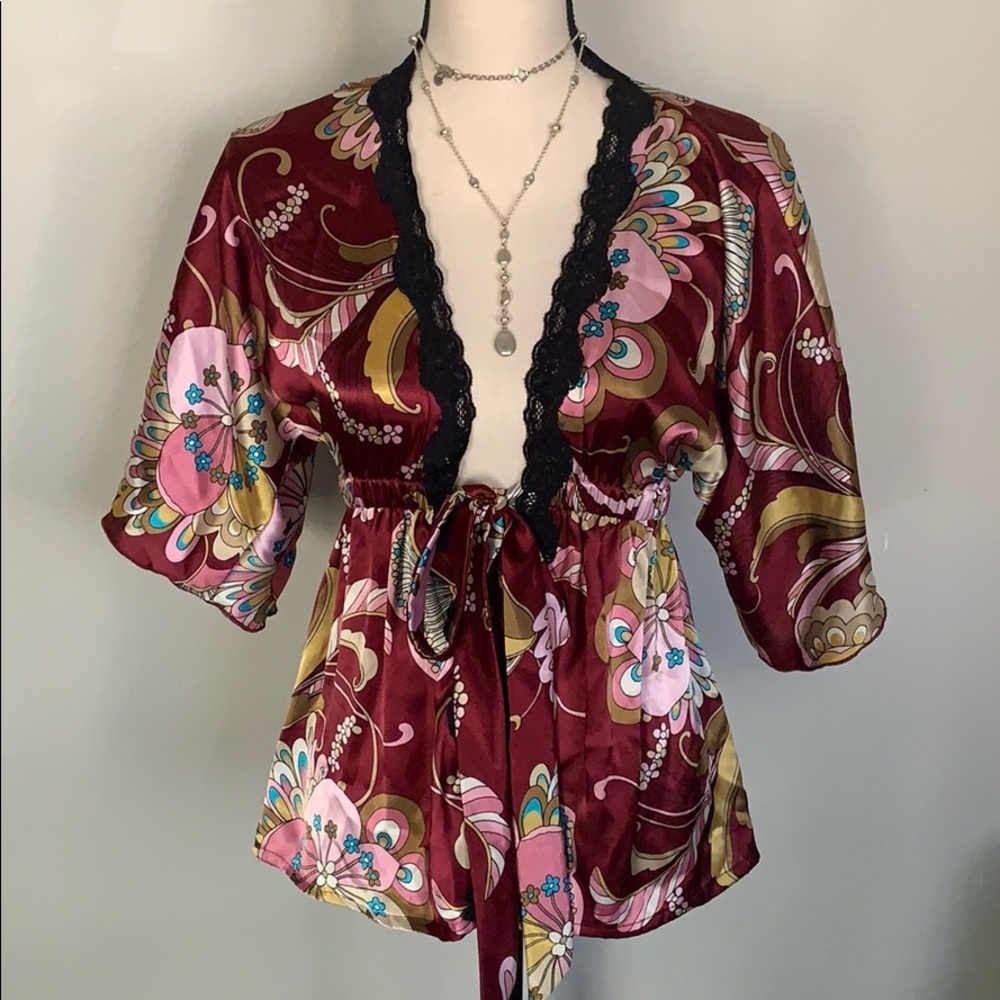 ❣️HOST PICK❣️Unique Kimono Inspired Tie Front Top